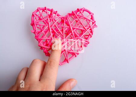 Handgemachtes Strohherz- oder Valentinstag-Objekt Stockfoto