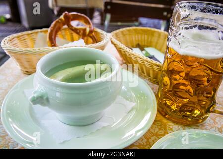 Deutsche Küche. Weiße münchner Würstchen mit Bier. Flacher Freiheitsgrad! Stockfoto