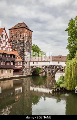 Maxbrucke-Brücke über die Pegnitz und den Henkerturm in Nürnberg Stockfoto