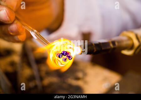 Hände eines Mannes, der ein Glasmotiv macht Stockfoto