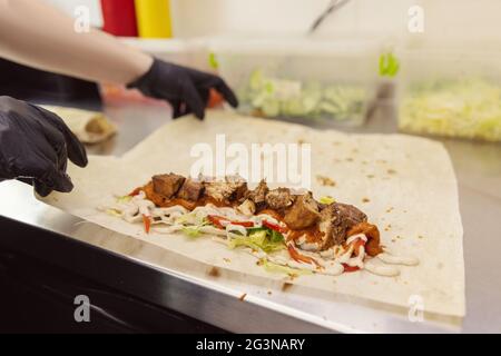 Der Döner Kebab isoliert auf weißem Hintergrund. Stockfoto