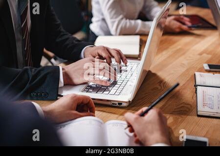 Des Menschen Hände Tippen auf dem Laptop. Nahaufnahme Stockfoto