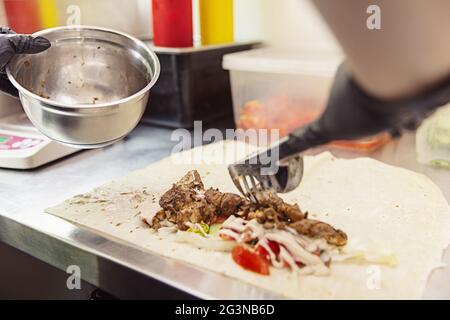 Der Döner Kebab isoliert auf weißem Hintergrund. Stockfoto