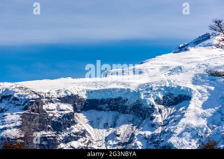 Schöner Blick auf den verschneiten Tronador-Stratovulkan gegen den blauen Himmel in den südlichen Anden Stockfoto