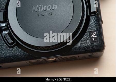 Fuji City, Shizuoka Ken, Japan - 23. Mai 2021: Spiegellose Digitalkamera Nikon Z 7II. Nahaufnahme des Logos. Isoliert auf Holzhintergrund. Stockfoto