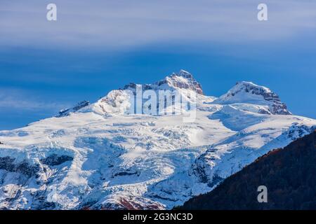 Schöner Blick auf den verschneiten Tronador-Stratovulkan gegen den blauen Himmel in den südlichen Anden Stockfoto