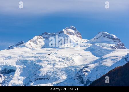 Schöner Blick auf den verschneiten Tronador-Stratovulkan gegen den blauen Himmel in den südlichen Anden Stockfoto