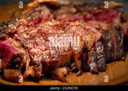 In Scheiben geschnittenes, mittelseltenes gegrilltes Rindersteak in Nahaufnahme. Hochwertige Fotos Stockfoto