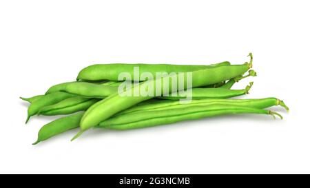 Ganze rohe grüne Bohnen isoliert auf weißem Hintergrund Stockfoto