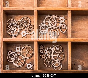 Zahnräder auf weißem Hintergrund als Konzept der Technik Stockfoto