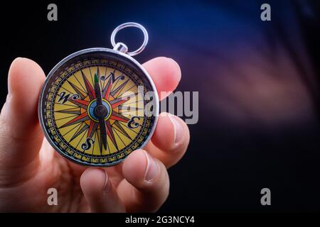 Kompass in der Hand als Konzept des Reisens und des Findens Ihres Lebens Stockfoto