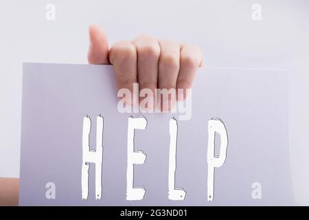 Hilfeinhalt auf Papier in der Hand Stockfoto