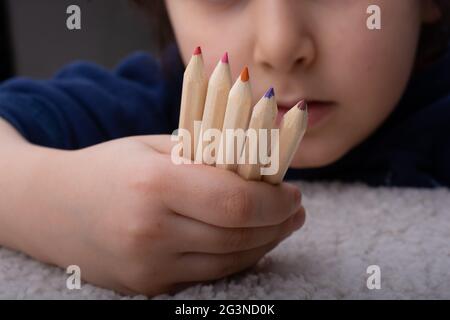 Hand hält Buntstifte für kreative Idee und Konzept. Stockfoto