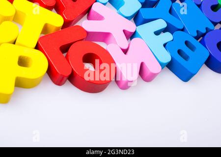 Bunte Buchstabenblöcke, die zufällig auf Weiß verteilt sind Stockfoto