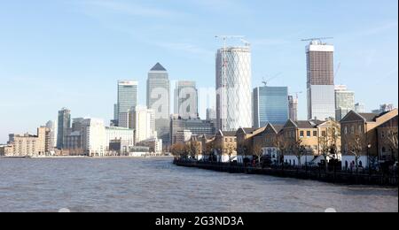 London, Vereinigtes Königreich - Februar 21, 2019: Londoner Skyline Gebäude in Canary Wharf, Blick von der Themse Stockfoto