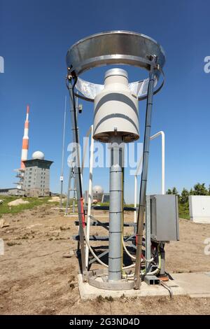 Schierke, Deutschland. Juni 2021. Wettermessgeräte stehen auf dem Gelände der Wetterstation am Brocken. Der Deutsche Wetterdienst sammelt wichtige Wetterdaten an der Messstation. In den letzten Tagen gab es kaum Niederschläge. Heißes, trockenes Wetter hat das Risiko von Waldbränden in Sachsen-Anhalt erhöht. Im Harz wird derzeit Waldbrand der Stufe 4 erreicht. Quelle: Matthias Bein/dpa-Zentralbild/ZB/dpa/Alamy Live News Stockfoto