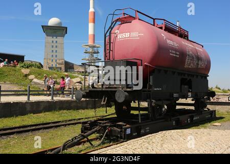 Schierke, Deutschland. Juni 2021. Ein Wasserbehälter der Harzer Schmalspurbahn mit 20000 Litern Füllvolumen steht am Bahnhof Brocken bereit für einen Löschangriff. In den letzten Tagen gab es kaum Niederschläge. Heißes, trockenes Wetter hat die Gefahr von Waldbränden in Sachsen-Anhalt erhöht. Im Harz wird derzeit Waldbrand der Stufe 4 erreicht. Quelle: Matthias Bein/dpa-Zentralbild/ZB/dpa/Alamy Live News Stockfoto