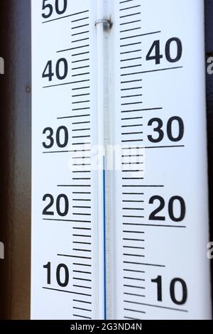 Schierke, Deutschland. Juni 2021. Ein Thermometer auf dem Brocken zeigt fast 30 Grad Celsius. In den letzten Tagen gab es kaum Niederschläge. Heißes trockenes Wetter verursacht in Sachsen-Anhalt ein erhöhtes Waldbrandrisiko. Im Harz wird derzeit Waldbrand der Stufe 4 erreicht. Quelle: Matthias Bein/dpa-Zentralbild/ZB/dpa/Alamy Live News Stockfoto