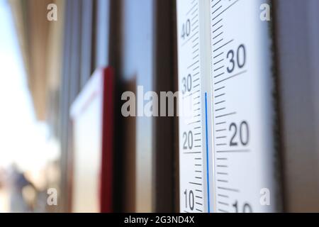 Schierke, Deutschland. Juni 2021. Ein Thermometer auf dem Brocken zeigt fast 30 Grad Celsius. In den letzten Tagen gab es kaum Niederschläge. Heißes trockenes Wetter verursacht in Sachsen-Anhalt ein erhöhtes Waldbrandrisiko. Im Harz wird derzeit Waldbrand der Stufe 4 erreicht. Quelle: Matthias Bein/dpa-Zentralbild/ZB/dpa/Alamy Live News Stockfoto