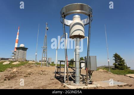 Schierke, Deutschland. Juni 2021. Wettermessgeräte stehen auf dem Gelände der Wetterstation am Brocken. Der Deutsche Wetterdienst sammelt wichtige Wetterdaten an der Messstation. In den letzten Tagen gab es kaum Niederschläge. Heißes, trockenes Wetter hat das Risiko von Waldbränden in Sachsen-Anhalt erhöht. Im Harz wird derzeit Waldbrand der Stufe 4 erreicht. Quelle: Matthias Bein/dpa-Zentralbild/ZB/dpa/Alamy Live News Stockfoto