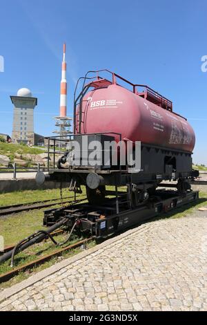 Schierke, Deutschland. Juni 2021. Ein Wasserbehälter der Harzer Schmalspurbahn mit 20000 Litern Füllvolumen steht am Bahnhof Brocken bereit für einen Löschangriff. In den letzten Tagen gab es kaum Niederschläge. Heißes, trockenes Wetter hat die Gefahr von Waldbränden in Sachsen-Anhalt erhöht. Im Harz wird derzeit Waldbrand der Stufe 4 erreicht. Quelle: Matthias Bein/dpa-Zentralbild/ZB/dpa/Alamy Live News Stockfoto