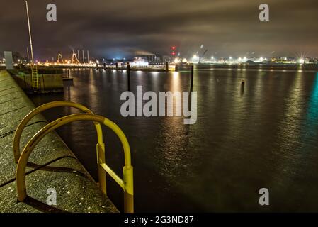 Nahaufnahme der Nachtlichter in einer Kieler Bucht Stockfoto