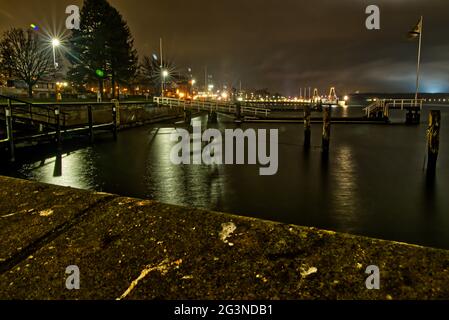 High-Angle-Aufnahme der Nachtlichter im Hafen in Kiel in Deutschland Stockfoto