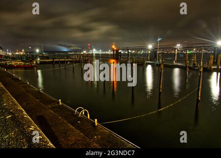 High-Angle-Aufnahme von Nachtlichtern im Hafen in Kiel in Deutschland Stockfoto