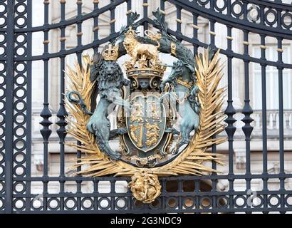 London, Vereinigtes Königreich - Februar 20, 2019: Wappen auf der Buckingham Palace Zaun Stockfoto