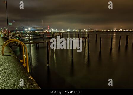 Nahaufnahme des Hafens mit Nachtlicht in Kiel in Deutschland Stockfoto