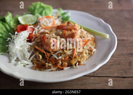 Thai Food Pad thai lokale Küche gebratene Nudeln mit Garnelen Stockfoto