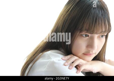 Portrait japanisch Schule Mädchen uniform in weiß Ton Bett Zimmer Stockfoto