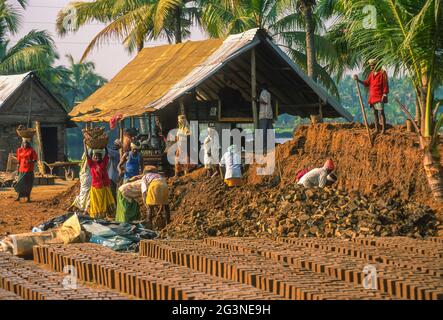 PAVAVOOR, STAAT KERALA, INDIEN - Wanderarbeiter aus Tamil Nadu arbeiten in einer Ziegelfabrik Stockfoto