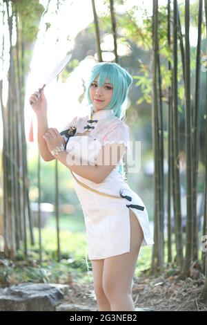 Japan Anime Cosplay Porträt eines Mädchens mit chinesischen Kleid Kostüm im chinesischen Garten Stockfoto