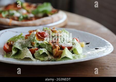 caesar Salat Vorspeise auf Holzhintergrund Stockfoto