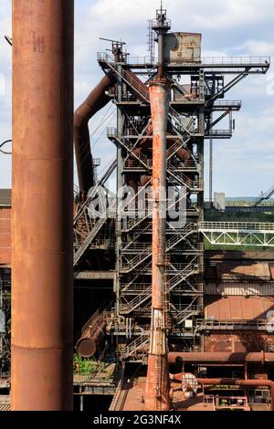 Hochofen und Industriebau, Landschaftspark Duisburg-Nord, ehemaliges Eisenwerk und Stahlwerk, Duisburg, Ruhr, Deutschland Stockfoto