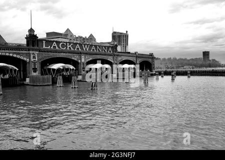 Das Lackawanna-Schild an den Fähranlegern des Hoboken Train Terminals in Hoboken New Jersey Stockfoto