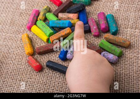 Verwendete Farbe buntstiften und einer Kleinkinder Hand Stockfoto