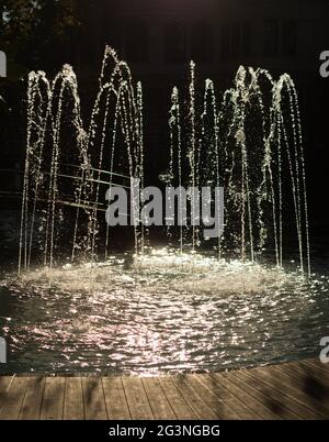 Die Springbrunnen sprudeln glitzerndes Wasser in einem Pool Stockfoto