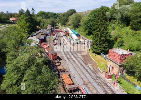 GOATHLAND, GROSSBRITANNIEN - 15. JUNI 2021. Eine Luftaufnahme des beliebten Touristenorts Goathland Train Station in der North Yorkshire Moors Railway Stockfoto