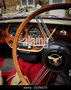 Der Innenraum eines Oldtimer mit Holzbrett und Lenkrad Stockfoto