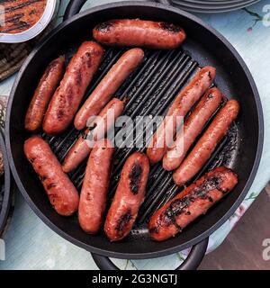 Blick von oben auf eine Bratpfanne voller gekochter Würstchen Stockfoto