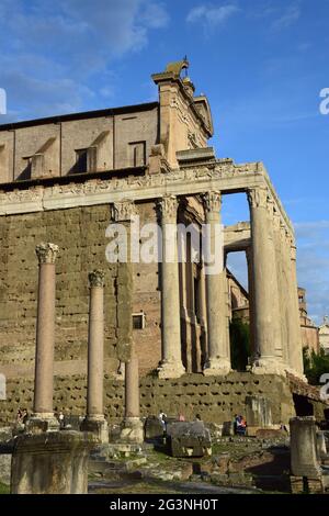 Tempio di Antonino e Faustina - Tempel von Antoninus und Faustina im Forum Romanum in Rom, Italien Stockfoto