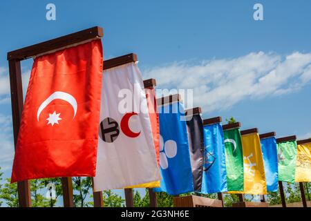 Flaggen von 16 großen türkischen Imperien Stockfoto