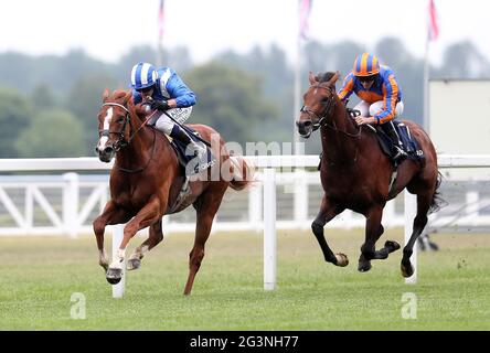 Mohaafeth unter dem Jockey Jim Crowley (links) gewinnt den Hampton Court Stakes mit Matchless geritten von Jockey Seamie Heffernan Zweiter am dritten Tag von Royal Ascot auf der Ascot Racecourse. Bilddatum: Donnerstag, 17. Juni 2021. Stockfoto