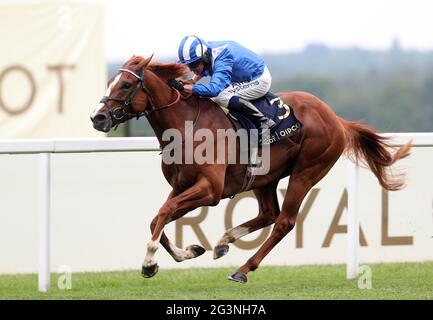 Mohaafeth unter dem Jockey Jim Crowley gewinnt die Hampton Court Stakes am dritten Tag von Royal Ascot auf der Ascot Racecourse. Bilddatum: Donnerstag, 17. Juni 2021. Stockfoto