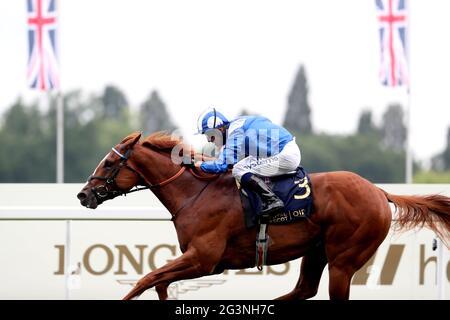 Mohaafeth unter dem Jockey Jim Crowley gewinnt die Hampton Court Stakes am dritten Tag von Royal Ascot auf der Ascot Racecourse. Bilddatum: Donnerstag, 17. Juni 2021. Stockfoto