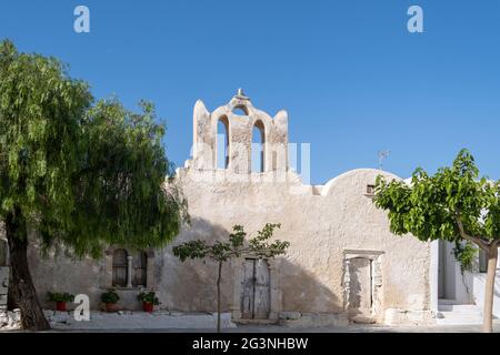 Insel Folegandros, Griechenland, Kykladen. Alte Kirche am chora Stadtplatz. Traditionelle kykladische Kapelle, weiß getünchte Wände, blauer Himmel im Hintergrund Stockfoto