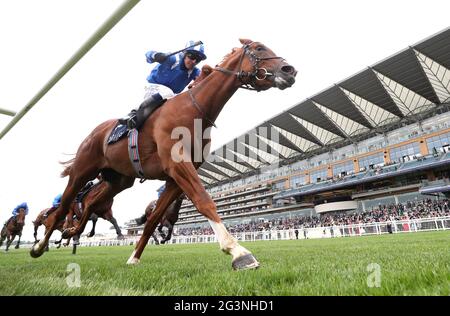 Mohaafeth unter dem Jockey Jim Crowley gewinnt die Hampton Court Stakes am dritten Tag von Royal Ascot auf der Ascot Racecourse. Bilddatum: Donnerstag, 17. Juni 2021. Stockfoto