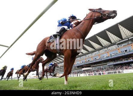 Mohaafeth unter dem Jockey Jim Crowley gewinnt die Hampton Court Stakes am dritten Tag von Royal Ascot auf der Ascot Racecourse. Bilddatum: Donnerstag, 17. Juni 2021. Stockfoto